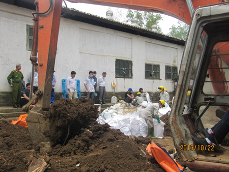 Hàng[-]trăm[-]tấn[-]hóa[-]chất[-]độc[-]hại[-]được[-]khai[-]quật[-]lên[-]nhưng[-]phải[-]dừng[-]xử[-]lý[-]vì[-]thiếu[-]kinh[-]phí.